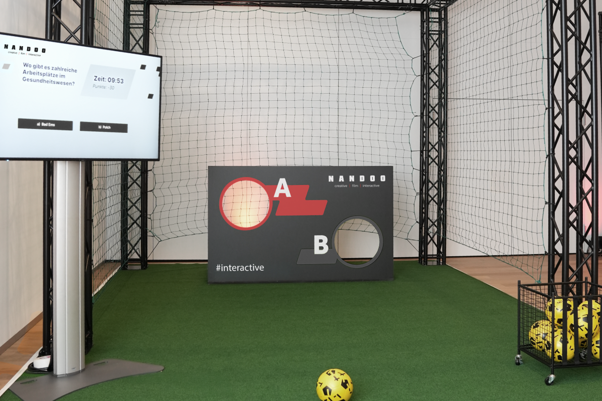 Quiztorwand von der Seite: Torwand-Loch und Branding-Fläche