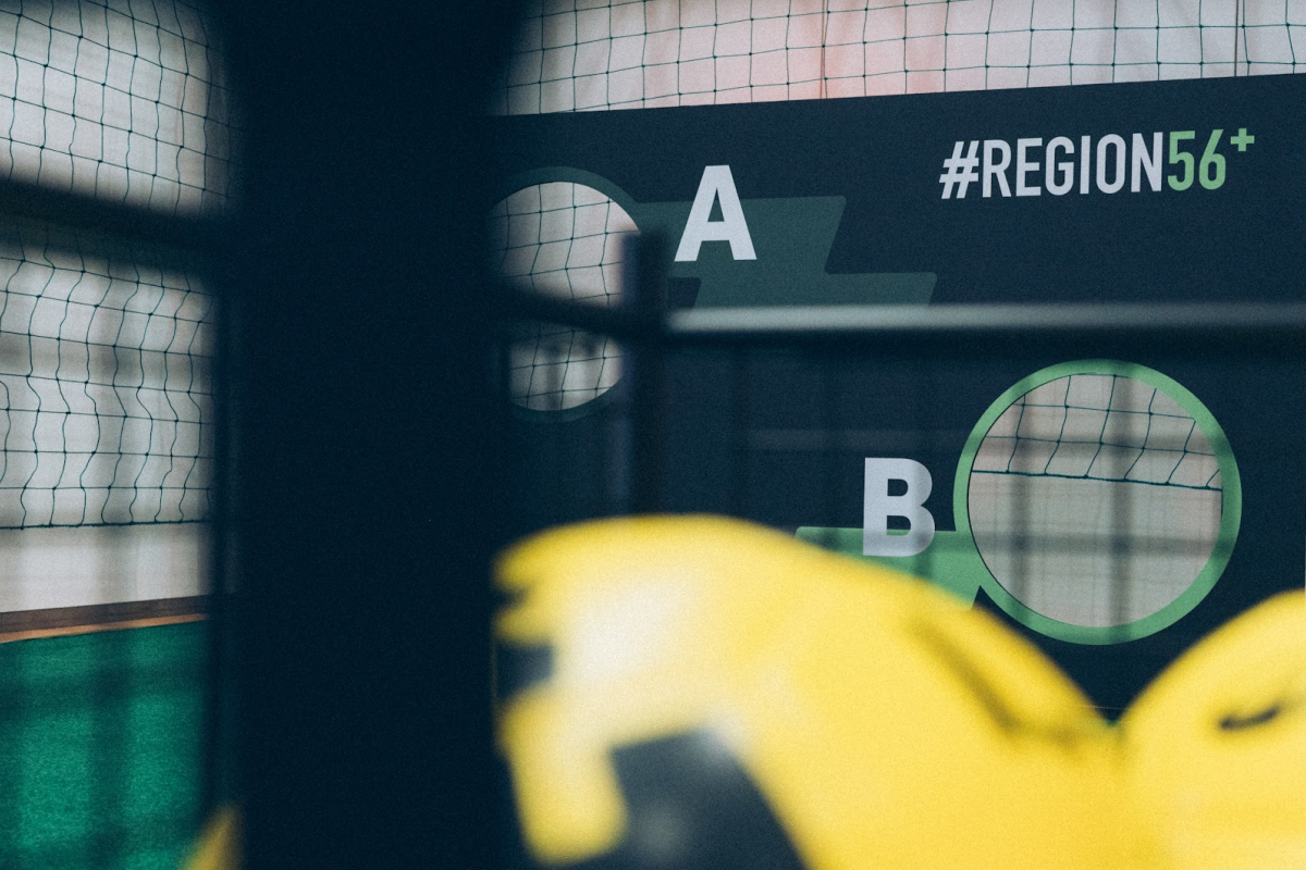 Interaktive Quiztorwand auf einem Messestand mit Besuchern
